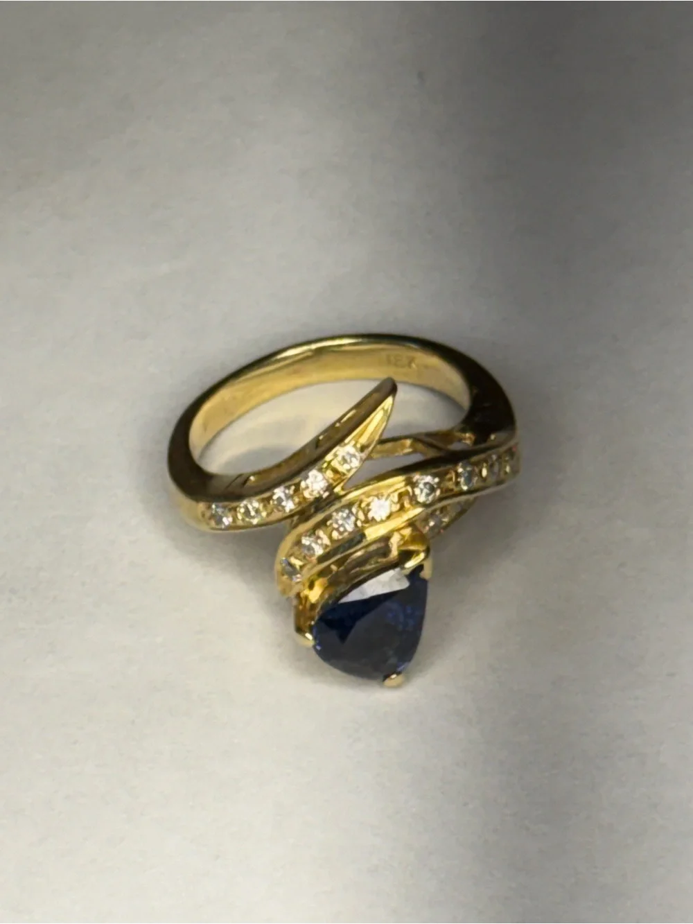 18k Gold Ring with Pear-Cut Blue Sapphire and Diamonds 4800$